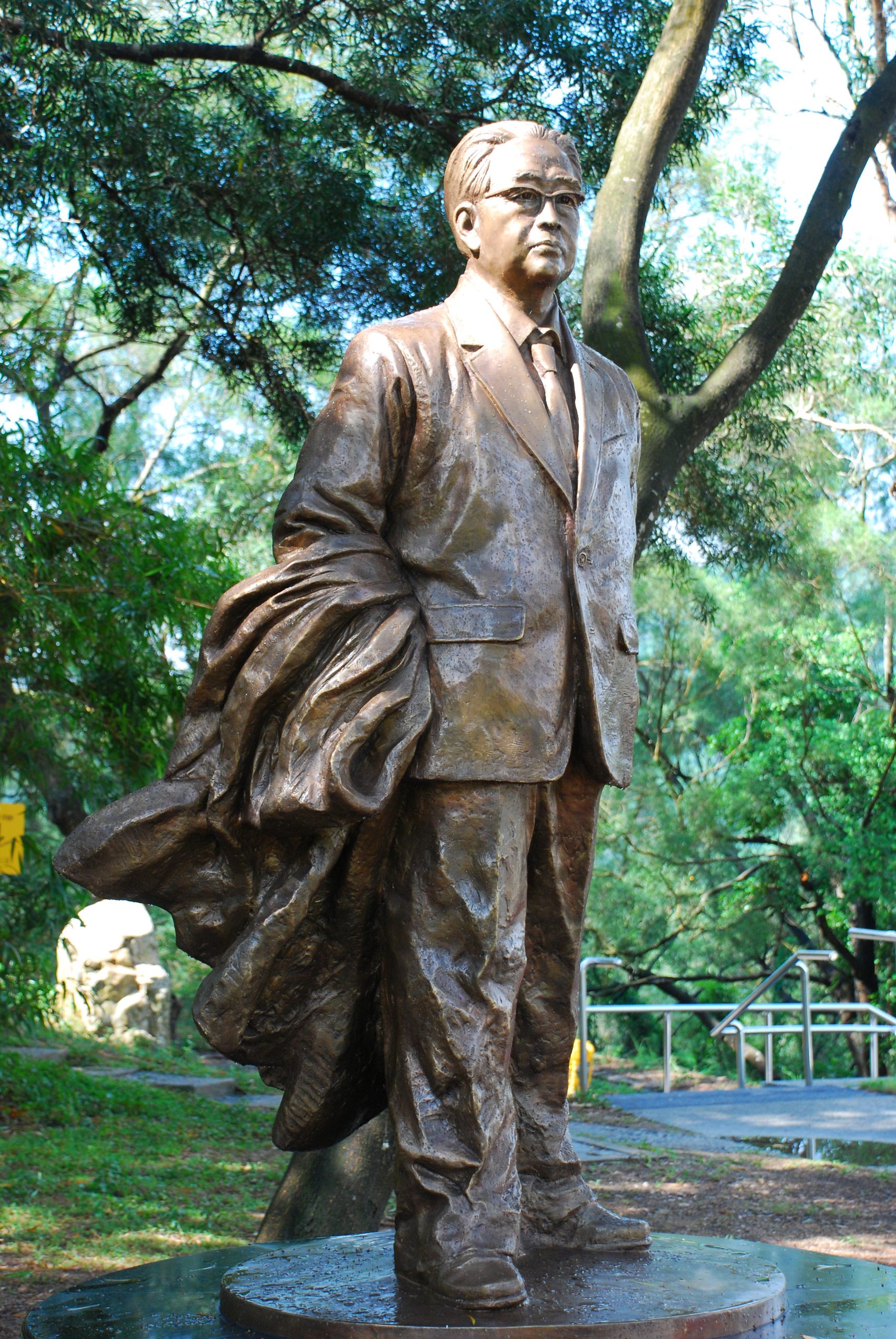The Statue of Tang Chun-i